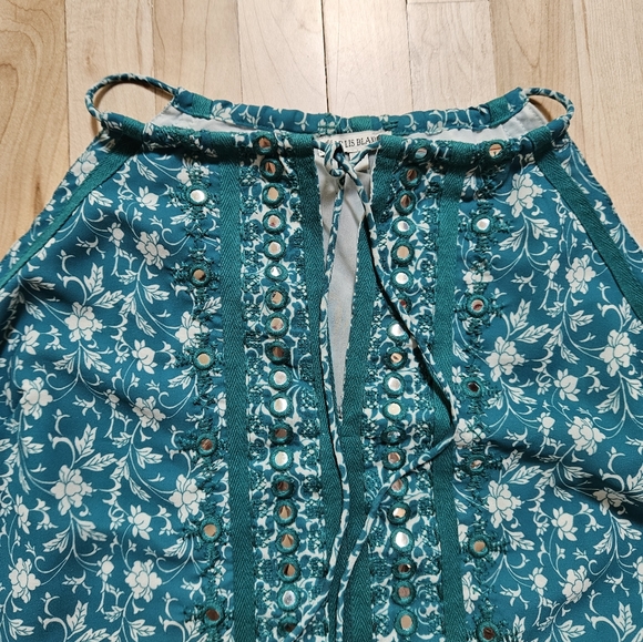 Sleeveless blouse with Adjustable Straps And Decorative mirrors - Picture 3 of 11